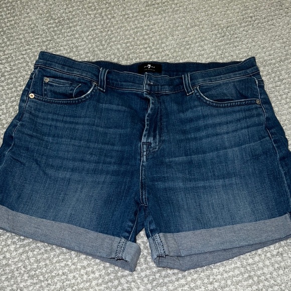 💙 7 For All Mankind💙 NWOT HighRise Rolled Denim Shorts in Shoreline. Size 31. - Picture 2 of 4